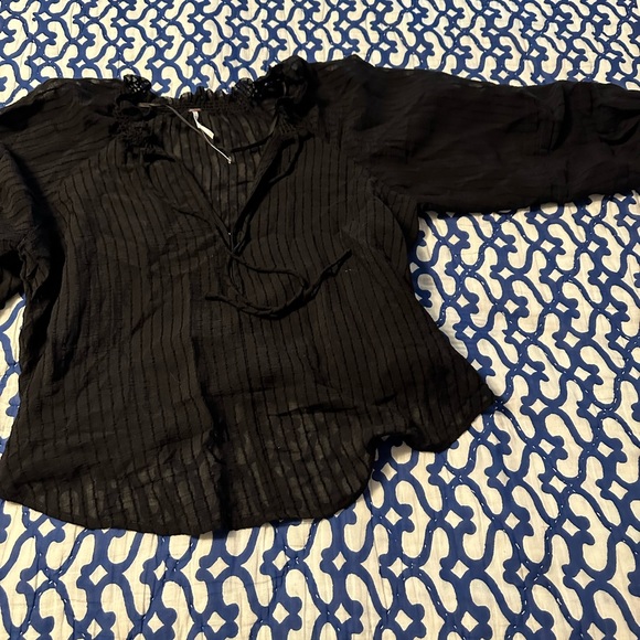 BLk blouse great sleeve details pretty short not long in body - Picture 1 of 3